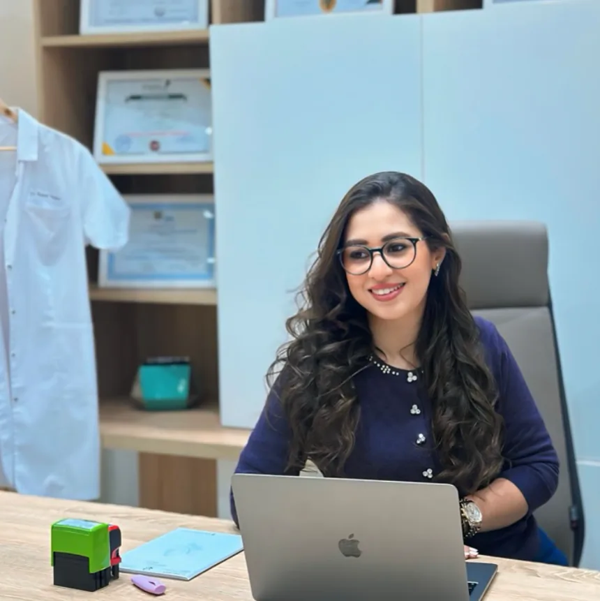 Dr Hajar Raissi en consultation